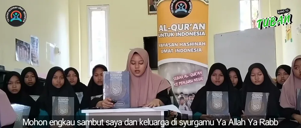 Santri menerima mushaf Al-Qur'an