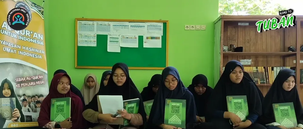 Santri menerima Al-Qur'an dari Yayasan Hashinah Umat Indonesia