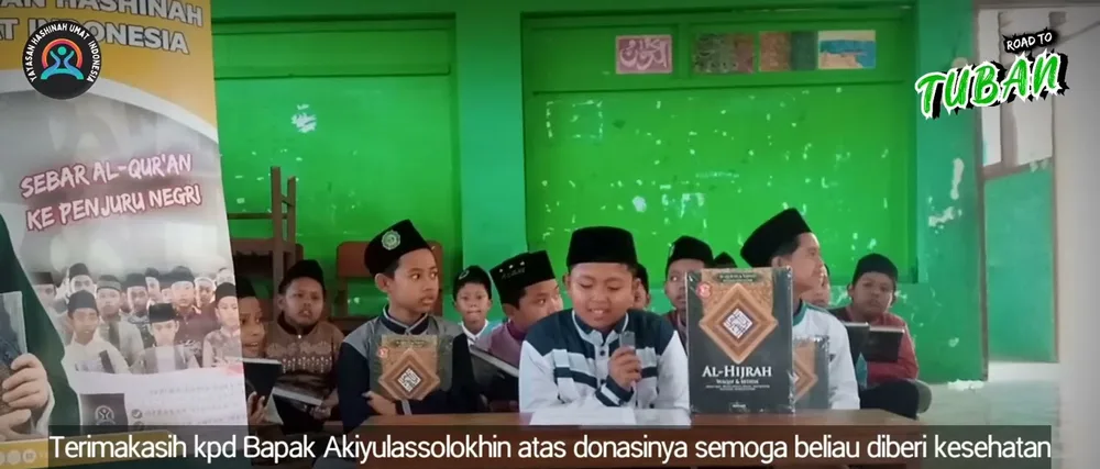 Santriwati penerima wakaf Al-Qur'an
